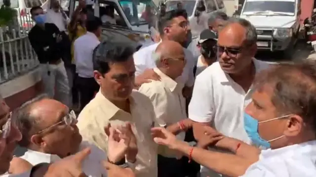 વડોદરા કલૅક્ટરકચેરી ખાતે સર્જાયેલ ઘર્ષણનાં દૃશ્યો