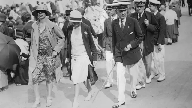 Marconi con dos chicas