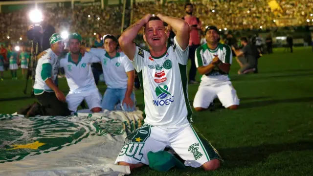 Aficionados lloran la muerte de sus ídolos