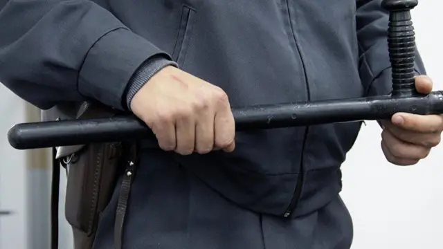 "Аялыңды, балдарыңды камайбыз", "бир туугандырыңа наркотик таштап кетебиз" деп коркутушат