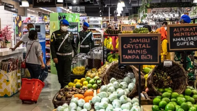 Sejumlah personel Detasemen Polisi Militer (Denpom) IV/5 Semarang meninjau penerapan protokol kesehatan untuk mencegah penyebaran virus corona di salah satu pusat perbelanjaan di Kota Semarang, Jawa Tengah, Senin (18/05)