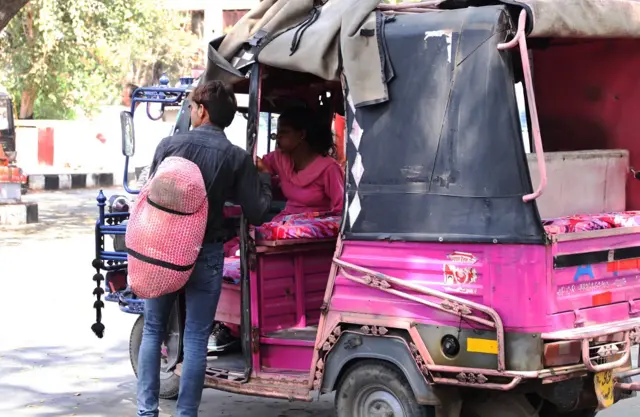 रोहतक की महिला ऑटो ड्राइवर