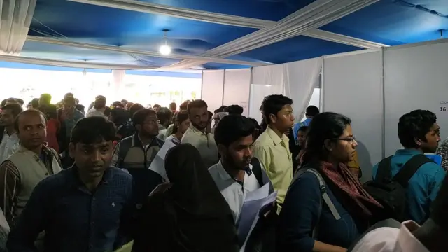 অনেকে বলছেন, যোগ্যতা থাকা সত্ত্বেও মুসলমানরা যে কাজের সুযোগ পান না, তার একটা কারণ তাদের কাছে সুযোগটাই পৌঁছায় না।