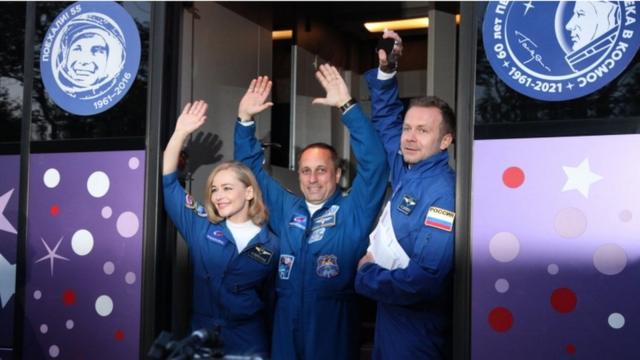 الممثلة يوليا بيريسيلد إلى جانب رائد الفضاء أنطون شكابلروف والمخرج كليم شيبينكو
