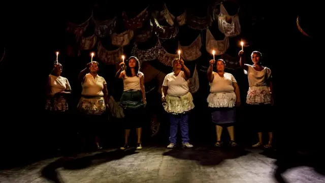 La Cachada interpreta la obra "Algún día".