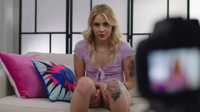 „Zadovoljstvo" (Pleasure, 2021) Nindže Tajberg, koji prati put mlade Šveđanke koja pokušava da pronađe mesto na losanđeleskoj porno sceni