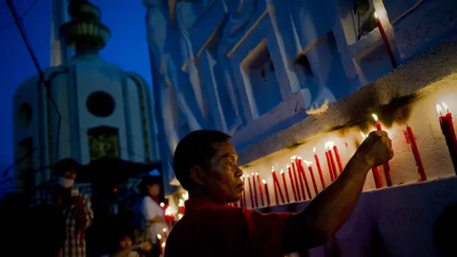 คนเสื้อแดงจัดกิจกรรมรำลึกที่อนุสาวรีย์ประชาธิปไตย เมื่อ 10 ต.ค. 2553 หรือ 6 เดือนหลังเหตุการณ์สลายการชุมนุมที่สี่แยกคอกวัว และหน้า รร.สตรีวิทย์ ซึ่งทำให้มีผู้เสียชีวิต 24 รายเฉพาะสองจุดนี้