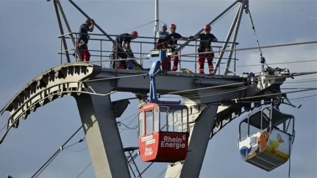 ஜெர்மனியில் கேபிள் கார் மோதல்: அந்தரத்தில் தொங்கிய 75 பயணிகள்