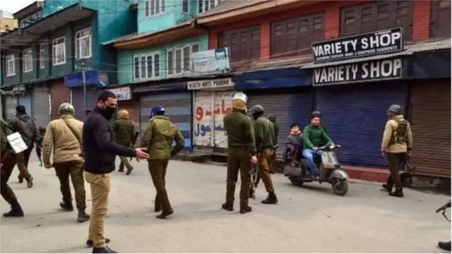 काश्मिरमधील रस्त्यांवर तैनात सैनिक