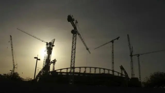 เครนที่กำลังทำงานใต้แสงแดดในกาตาร์