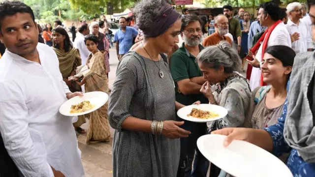 দিল্লিতে কাশ্মীরিদের সাথে ঈদের খাবার খাচ্ছেন লেখক, মানবাধিকার কর্মী অরুন্ধতি রয়
