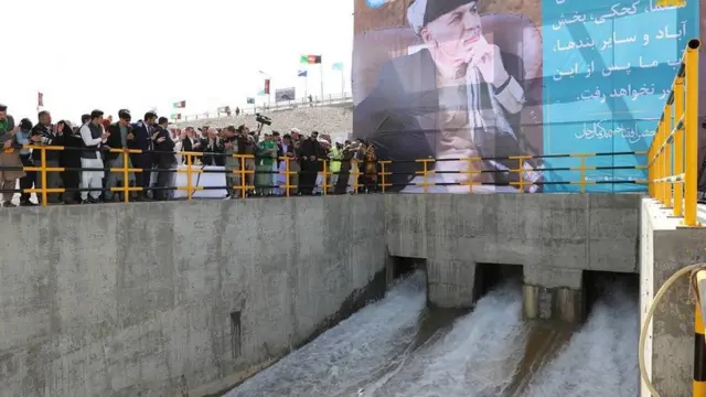 آقای غنی و معاونانش با فشار دادن دکمه، آبهای ذخیره شده را به کانال‌های این بند جاری ساخت