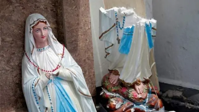 Sehemu ya ndani ya kanisa lililoharibiwa kwa vilipuzi.