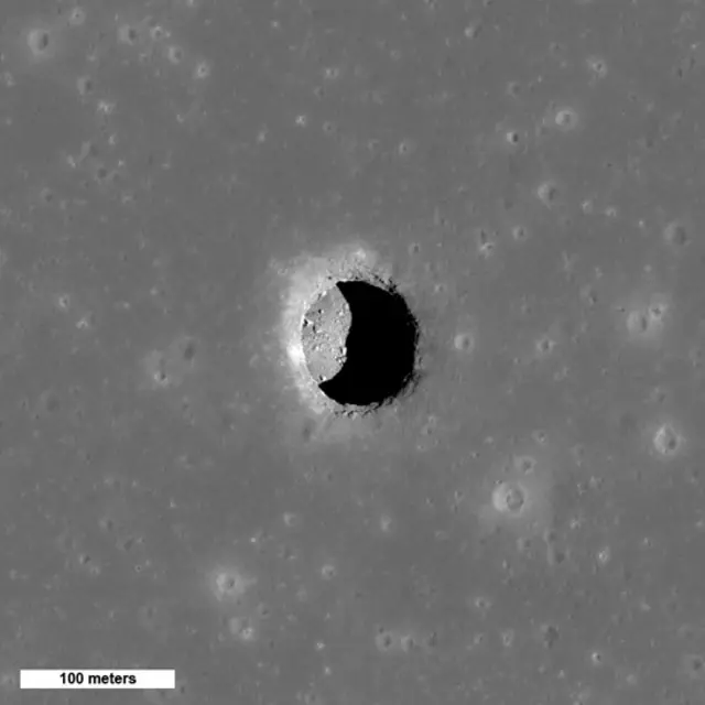 Abertura de una de las cuevas en la Luna captada por el Lunar Reconnaisance Orbiter