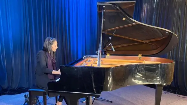 Maram Atayee performing in a concert