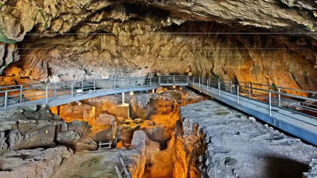 Les empreintes de pas découvertes dans la grotte de Theopetra, en Thessalie (Grèce), sont celles d'un très jeune enfant néandertalien.