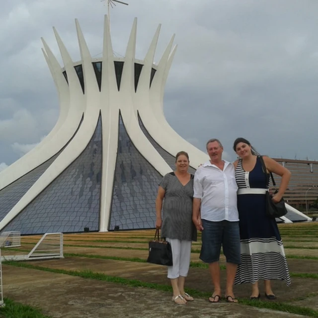 Maria Cristina abraçada com os paiscomo estudar apostas esportivasBrasília