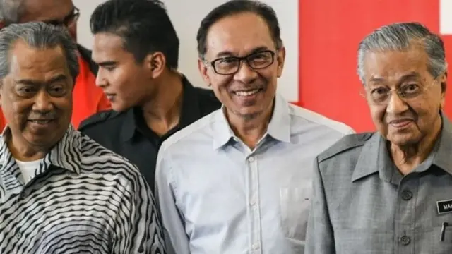 மொகிதின் யாசின், அன்வார் இப்ராகிம் மற்றும் மகாதீர் முகமது (இடமிருந்து வலமாக)