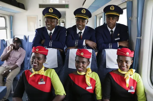 建设初期，不少司机及工程师都是中国人，但现时肯尼亚人正接受训练，未来接手营运。