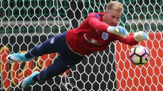 Goolhayihii hore ee kooxda Manchester United Joe Hart ayaa waxaa danaynaya kooxda Westham.