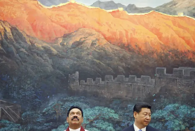 2013年5月,斯里蘭卡時任總統拉賈帕克薩(左)與中國國家主席習近平(右)。