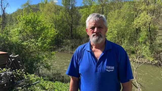 Зоран Николић поред Јужне Мораве и његове куће, на стотинак метара од железничког моста