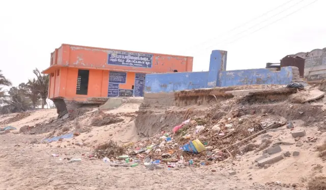 நாகார்ஜூனா ஆலையின் சிறிய துறைமுகம் செயற்கையாக அமைத்ததால், பிற கடற்கரை பகுதிகளில் கடலரிப்பு ஏற்பட்டது. கடலரிப்பால், பெத்தோடை கிராமத்தில் ரேஷன் கடை மணலால் மூடப்பட்டுள்ள காட்சி