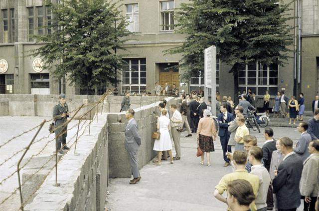 1961年8月，柏林居民在米特区和克罗伊茨伯格区之间新建的柏林墙边。