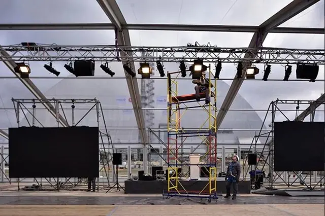 Carpa y sarcófago de fondo