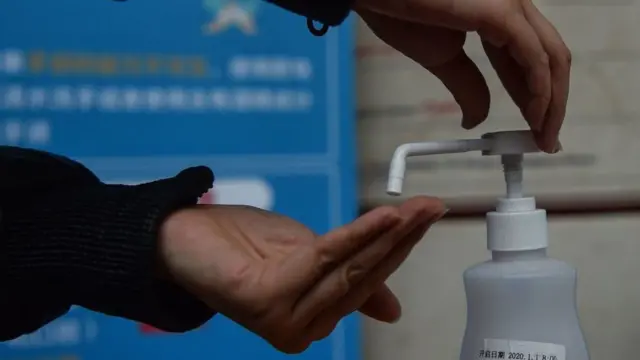 Una persona poniéndose gel desinfectante en la mano.