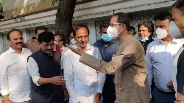 रविवारी महाराष्ट्र आणि तेलंगणाचे मुख्यमंत्री एकमेकांना भेटले.