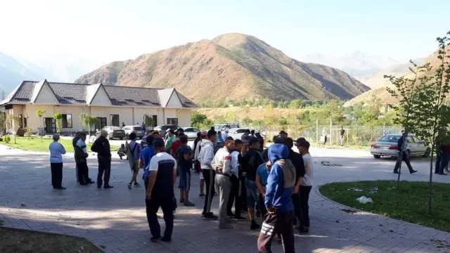 Atambayev tərəfdarları ilə