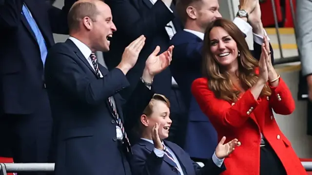 Принц Уильям с женой Кейт и сыном Джорджем на трибуне Уэмбли