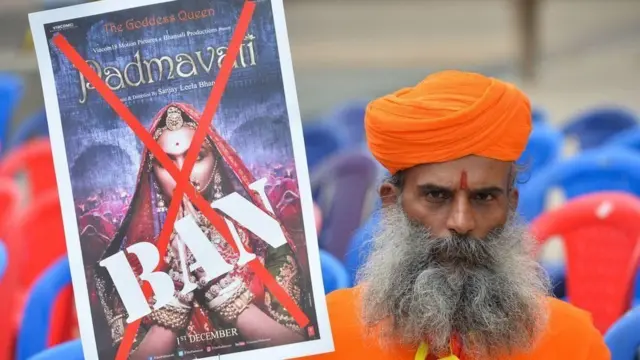 'પદ્માવત'ના વિરોધમાં જોડાયેલા એક સાધુ.