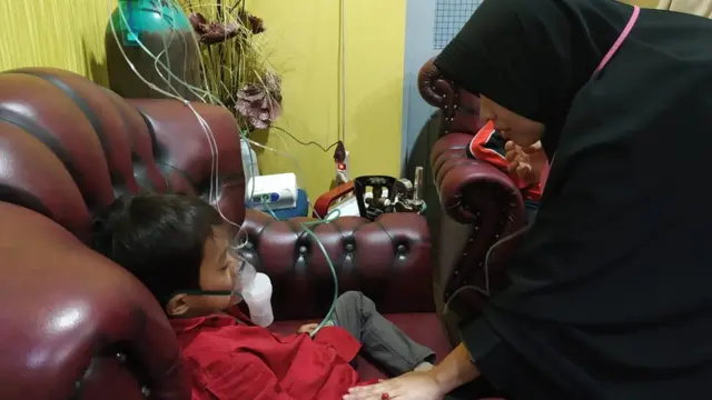 Muhammad Ababil mendapatkan perawatan medis terapi nebulator dan oksigen di posko kesehatan DPD PKS Riau, Selasa (17/9/2019).