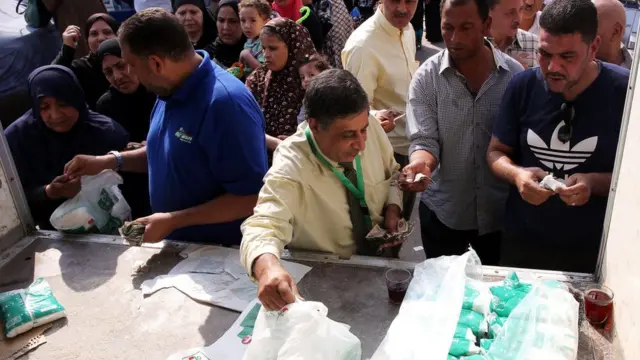 مصريون يشترون مواد غذائية