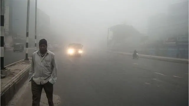 শীতের সময় তাপমাত্রা কম থাকে এবং মাটিতে থাকা আদ্রতা উপরে উঠে গিয়ে কুয়াশা তৈরি করে।