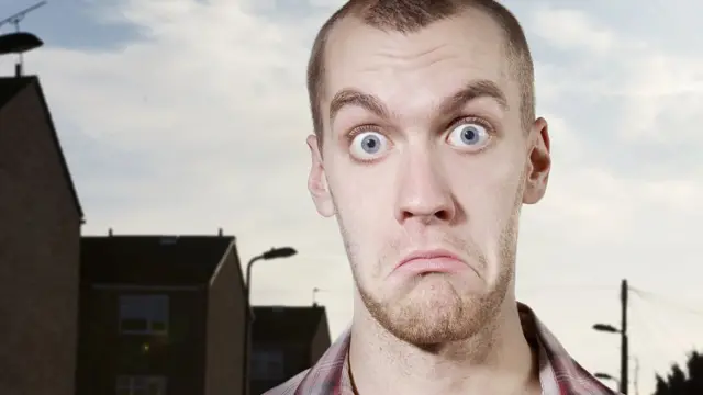 Homme au visage désemparé