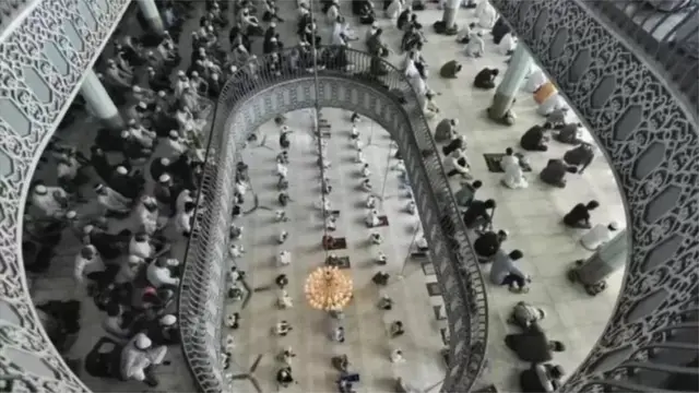બૈતુલ મુકરમ મસ્જિદમાં નમાઝનું દ્રશ્ય