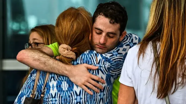 Residentes y familiares de residentes del complejo.