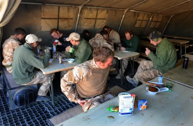 Soldados británicos comiendo.