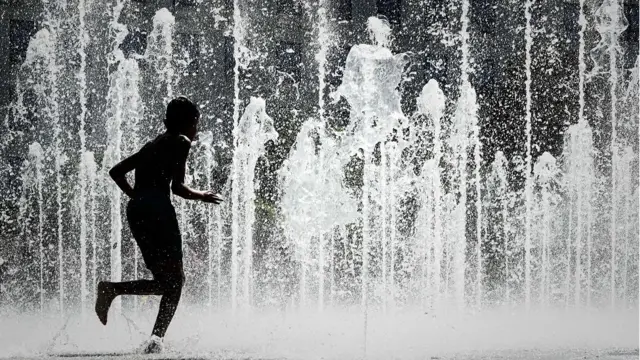 Ребенок у фонтана в парижском парке Андре Ситроена