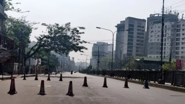 সকাল থেকে ঢাকার রাস্তাঘাট ছিল অস্বাভাবিক রকম ফাঁকা