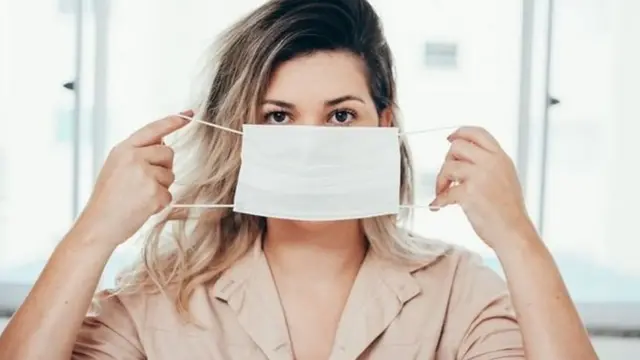 முகமூடி அணிந்த பெண்