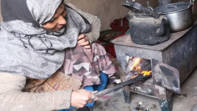 يستخدم معظم الأفغان مواقد تعمل بالحطب في الطهي والتدفئة