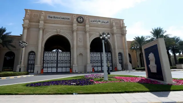نمای هتل مجلل کارلتون در شهر ریاض که محل نگهداری شاهزادگان و مقامات عالیرتبه بازداشتی سعودی