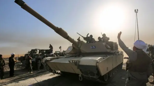 Una tanqueta de las tropas de ataque a EI en Irak