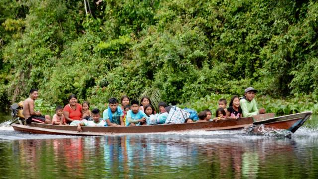 povo munduruku num barco