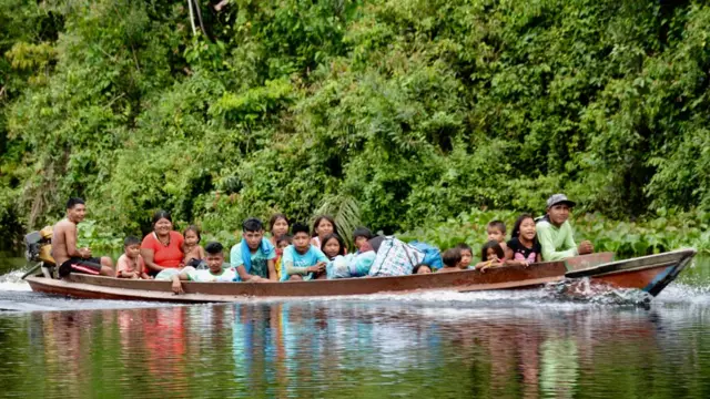 povo munduruku num barco