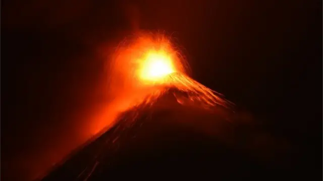 آتش فشاں سے ابلنے والا رات کی تاریکی میں چمکتا دکھائی دے رہا ہے